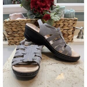 Clarks Collection 9M Light Gray Leather Lexi Marigold Sandals 2” Heel Buckle